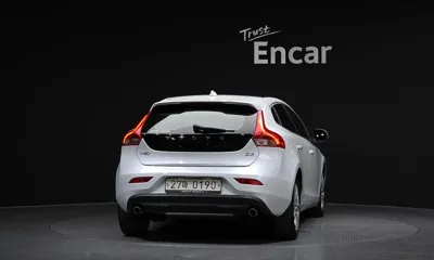 Volvo V40 2016, 111675 км, за 6937.56 USD