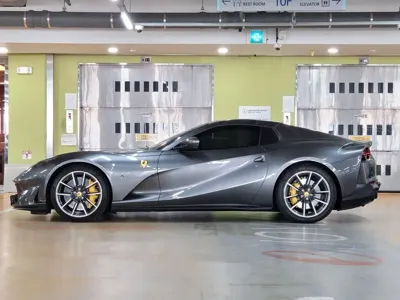Ferrari 812 2022, 5500 км, за 382235.96 USD