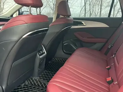 Hongqi Hongqi H5 2025, 7000 км, за 14056.4 USD