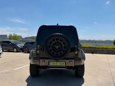 Land Rover Defender 2025, 7500 км, за 149762.26 USD