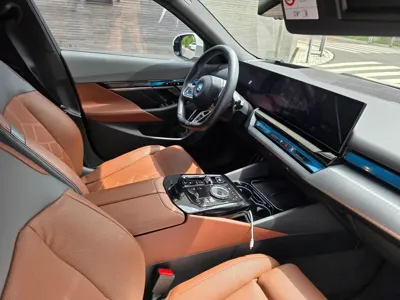 BMW i5 2024, 54100 км, за 40993.83 USD - фото 19