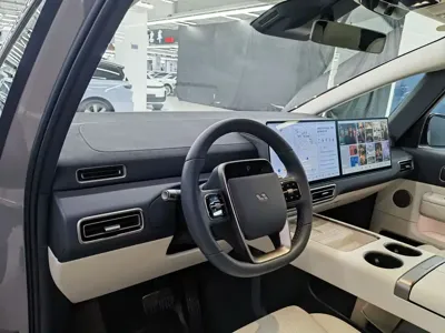 Li Auto Li MEGA 2025, 6200 км, за 67464.85 USD