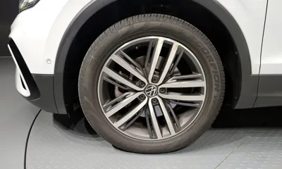 Volkswagen Tiguan 2023, 21688 км, за 20121.11 USD