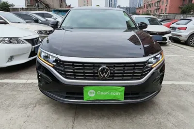 Volkswagen Passat 2023, 26700 км, за 17507 USD