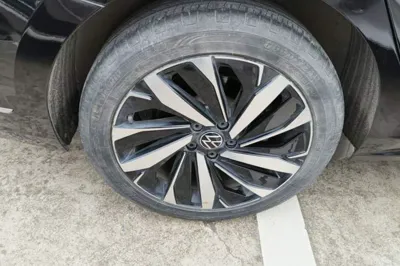 Volkswagen Passat 2023, 26700 км, за 17507 USD - фото 11