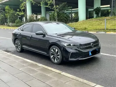 Volkswagen Passat 2023, 28000 км, за 21482.54 USD