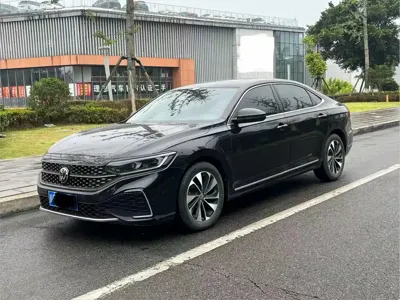 Volkswagen Passat 2023, 28000 км, за 21482.54 USD