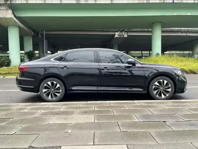 Volkswagen Passat 2023, 28000 км, за 21482.54 USD