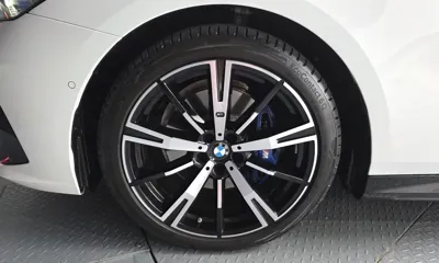 BMW 5-Series 2025, 5712 км, за 57850.19 USD