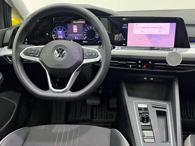 Volkswagen Golf 2022, 80000 км, за 11300.55 USD