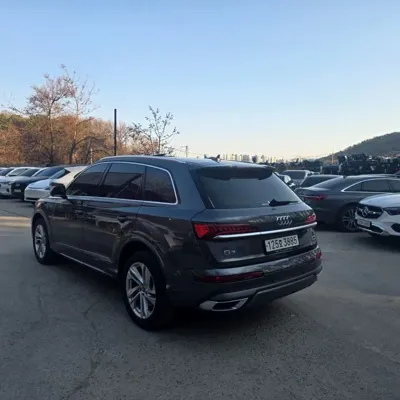 Audi Q7 2022, 82195 км, за 33876.24 USD