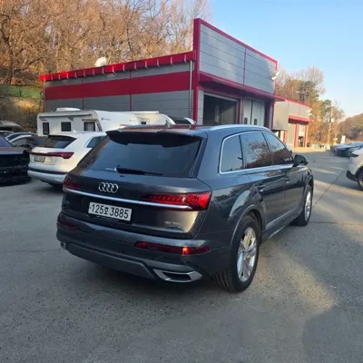 Audi Q7 2022, 82195 км, за 33876.24 USD