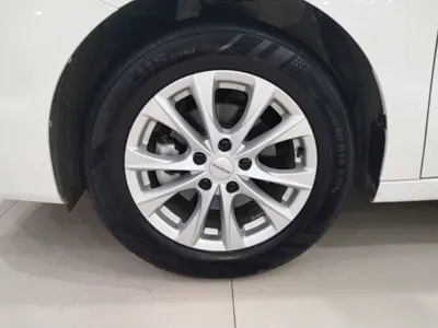 Roewe i5 2023, 7100 км, за 8465 USD - фото 6