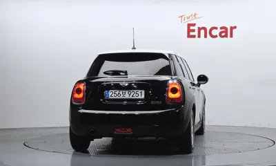 MINI Cooper 2017, 56231 км, за 6367.34 USD