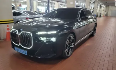 BMW i7 · 2023 год