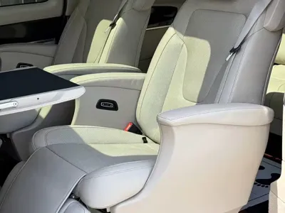Mercedes-Benz V-Class 2020, 133000 км, за 27584.59 USD - фото 13