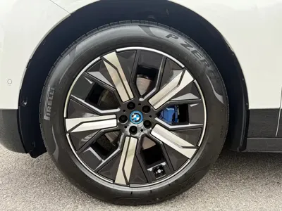BMW iX 2025, 2700 км, за 43724.51 USD - фото 6