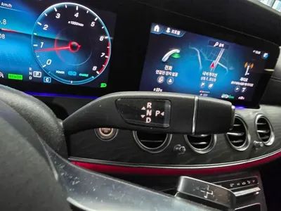 Mercedes-Benz E-Class 2021, 58907 км, за 28410.96 USD - фото 13