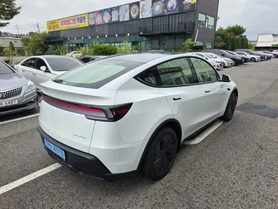 Tesla Model Y 2025, 4000 км, за 30351.68 USD