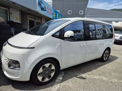 Hyundai Staria 2022, 80000 км, за 15302.46 USD