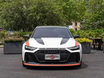 Audi RS 6 2025, 5000 км, за 261173.22 USD