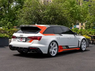Audi RS 6 2025, 5000 км, за 261173.22 USD