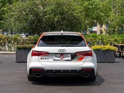 Audi RS 6 2025, 5000 км, за 261173.22 USD