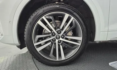 Audi Q5 2023, 60706 км, за 31061.63 USD