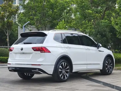 Volkswagen Tiguan L 2021, 82000 км, за 15710.57 USD - фото 7