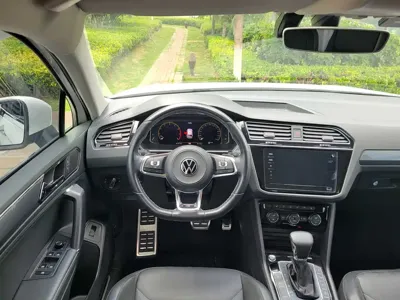 Volkswagen Tiguan L 2021, 82000 км, за 15710.57 USD - фото 11