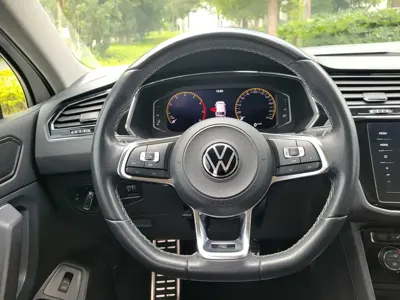Volkswagen Tiguan L 2021, 82000 км, за 15710.57 USD - фото 12