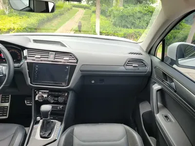 Volkswagen Tiguan L 2021, 82000 км, за 15710.57 USD - фото 13
