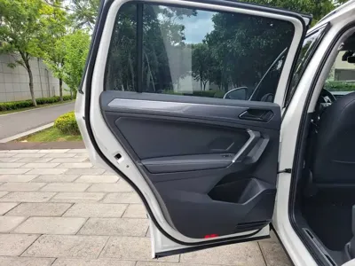 Volkswagen Tiguan L 2021, 82000 км, за 15710.57 USD - фото 20