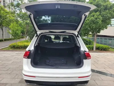 Volkswagen Tiguan L 2021, 82000 км, за 15710.57 USD - фото 25
