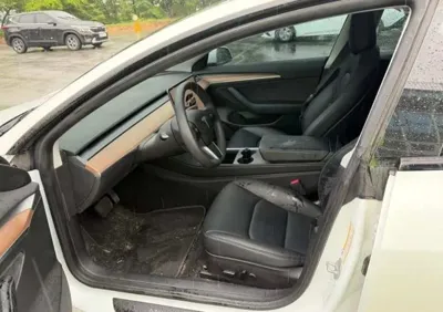 Tesla Model 3 2022, 84306 км, за 5070.53 USD