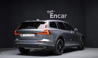 Volvo V60 2020, 97566 км, за 15567.52 USD