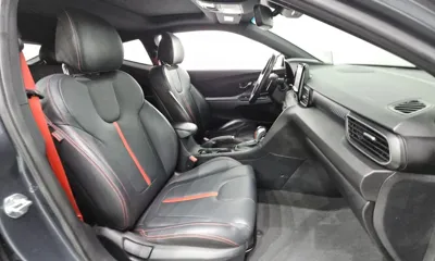 Hyundai Veloster 2018, 82418 км, за 8336.62 USD - фото 11