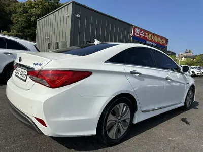 Hyundai Sonata 2015, 162100 км, за 3172.93 USD