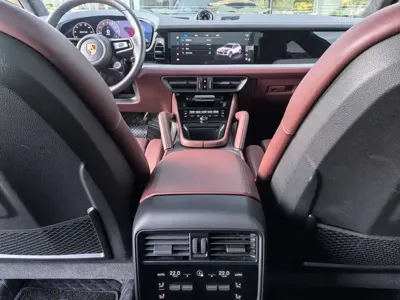 Porsche Cayenne 2024, 23000 км, за 100460.13 USD
