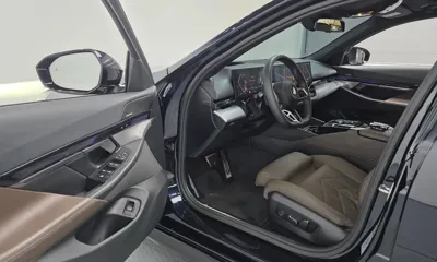 BMW 5-Series 2024, 14248 км, за 41223.58 USD - фото 10