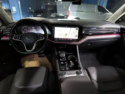 Volkswagen Touareg 2023, 37924 км, за 38093.36 USD - фото 7