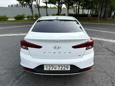 Hyundai Avante 2019, 187625 км, за 6055.87 USD