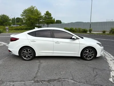 Hyundai Avante 2019, 187625 км, за 6055.87 USD