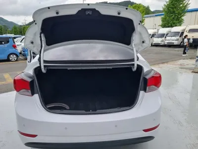 Hyundai Avante 2016, 108934 км, за 4104.24 USD