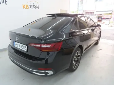 Volkswagen Jetta 2023, 20630 км, за 17517.2 USD