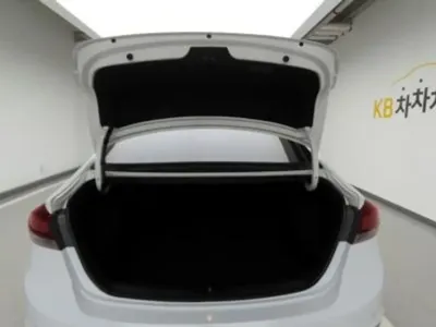 Hyundai Avante 2018, 132293 км, за 149.84 USD