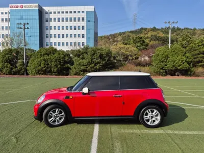 MINI Cooper 2012, 101239 км, за 2619.14 USD