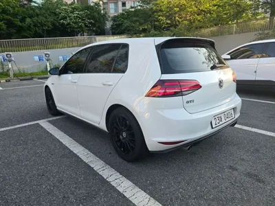 Volkswagen Golf 2016, 111000 км, за 10749.19 USD