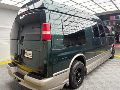 Chevrolet Express Van 2004, 108000 км, за 9518.18 USD