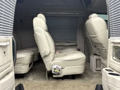 Chevrolet Express Van 2004, 108000 км, за 9518.18 USD